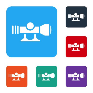 Beyaz arka planda beyaz keskin nişancı optik görüş ikonu izole edildi. Keskin nişancı dürbünü. Renkli kare düğmelerle simgeleri ayarla. Vektör.