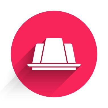 Uzun gölgeli beyaz jöleli pasta ikonu. Jöleli puding. Kırmızı daire düğmesi. Vektör.