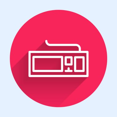 Beyaz çizgi bilgisayar klavye simgesi uzun gölgeli izole edildi. Bilgisayar bileşeni işareti. Kırmızı daire düğmesi. Vektör İllüstrasyonu.