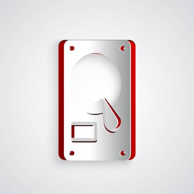 Kağıt kesimi sabit disk sürücüsü HDD simgesi gri arkaplanda izole edildi. Kağıt sanatı tarzı. Vektör İllüstrasyonu.