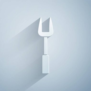 Kağıt kesiği barbekü çatalı simgesi gri arkaplanda izole edildi. Mangal çatalı tabelası. Barbekü ve ızgara aleti. Kağıt sanatı tarzı. Vektör.