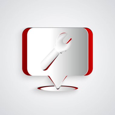 Gri arkaplanda İngiliz anahtarı simgesi izole edilmiş kağıt kesimi konumu. Ayarlama, servis, ayar, bakım, onarım, onarım. Kağıt sanatı tarzı. Vektör İllüstrasyonu.