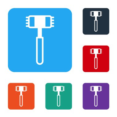 Beyaz Mutfak çekiç simgesi beyaz arkaplanda izole edilmiş. Et çekici. Renkli kare düğmelerle simgeleri ayarla. Vektör.