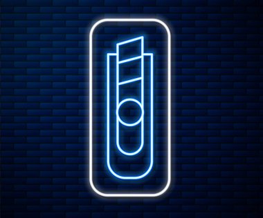 Parlayan neon hattı kırtasiye bıçağı ikonu tuğla duvar arkasında izole edildi. Ofis kâğıt kesicisi. Vektör İllüstrasyonu.