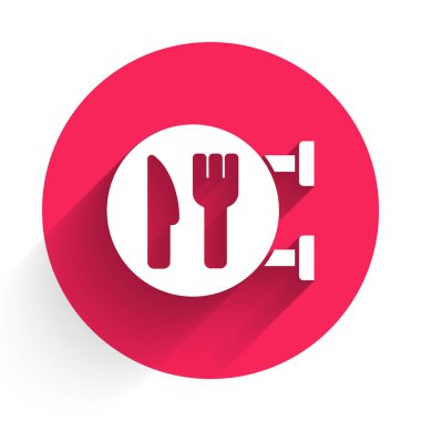 Beyaz Kafe ve restoran konumu ikonu uzun gölgeli izole edilmiş. Noktanın içinde çatal ve kaşık yeme işareti var. Kırmızı daire düğmesi. Vektör..