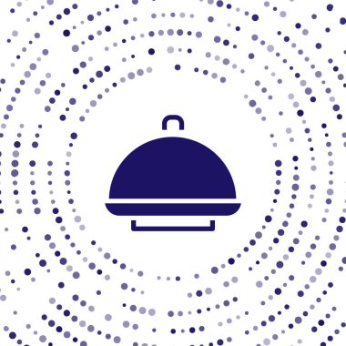 Beyaz arka planda izole edilmiş bir tepsi yiyecek ikonu ile kaplanmış. Tepsi ve kapak işareti. Kapaklı bir restoran saati. Soyut çember rastgele noktalar. Vektör.