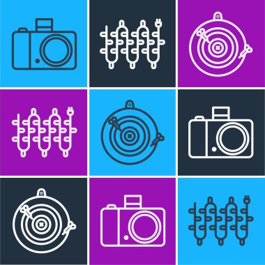 Fotoğraf makinesi, klasik dart tahtası, ok ve Noel ışıkları ikonu. Vektör.