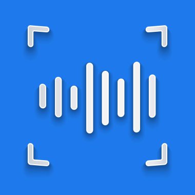 Kağıt kesiği Ses tanıma simgesi mavi arkaplanda izole edildi. Kimlik tanıma için ses biyometrik kimlik doğrulaması. Siber güvenlik. Kağıt sanatı tarzı. Vektör.