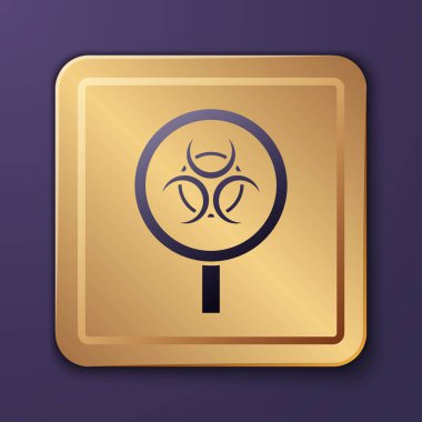 Mor Biyolojik Tehlike ve mor arka planda izole edilmiş büyüteç ikonu. Altın kare düğme. Vektör.