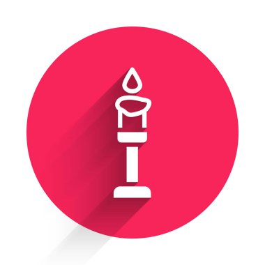 Beyaz yanan mum ikonu uzun gölgeli izole edilmiş. Silindirik aromatik mum çubuğu ve yanan ateş. Mutlu Cadılar Bayramı Partisi. Kırmızı daire düğmesi. Vektör.