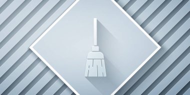 Kağıt kesiği Witches süpürge simgesi gri arka planda izole. Mutlu Cadılar Bayramı Partisi. Kağıt sanatı tarzı. Vektör.