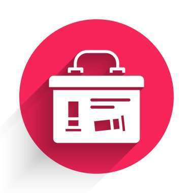 Üzerinde uzun gölgeli mermi ikonu olan beyaz askeri mühimmat kutusu. Kırmızı daire düğmesi. Vektör.