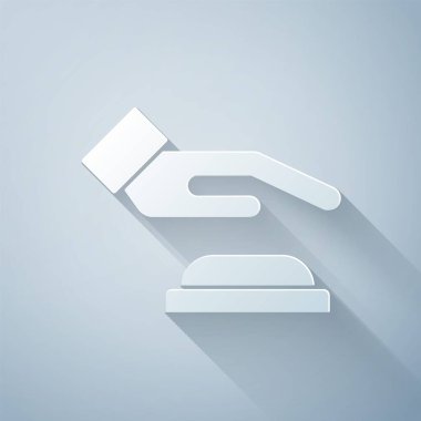 Kağıt kesiği Palm print tanıma simgesi gri arkaplanda izole edildi. Biyometrik el taraması. Parmak izi tanımlaması. Sistem tanıma ve doğrulama. Kağıt sanatı tarzı. Vektör.