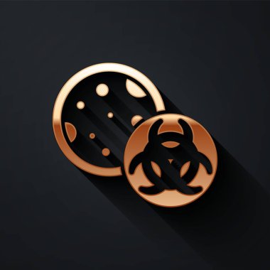 Siyah arkaplanda izole edilmiş altın GDO simgesi. Genetik olarak değiştirilmiş organizma kısaltması. DNA gıda modifikasyonu. Uzun gölge tarzı. Vektör.