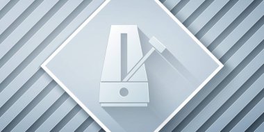 Kağıt kesiği Klasik Metronom ve gri arkaplanda izole edilmiş hareket simgesi sarkaç. Müzik ve ritim mekanizması. Kağıt sanatı tarzı. Vektör.