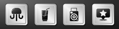 Denizanası, kokteyl ve alkol içeceği, fotoğraf makinesi ve yıldız ikonlu harita işaretleyicisini hazırla. Gümüş kare düğme. Vektör.