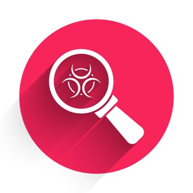 Beyaz Biyolojik Tehlike ve büyüteç ikonu uzun gölgeli izole edilmiş. Kırmızı daire düğmesi. Vektör.