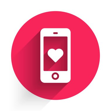 Kalp emojisi konuşma balonlu beyaz akıllı telefon ekran simgesinden uzun gölgeli bir mesaj al. Sevgililer Günü. Kırmızı daire düğmesi. Vektör.