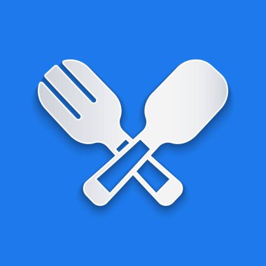 Kağıt kesiği çatal ve kaşık simgesi mavi arka planda izole edilmiş. Mutfak aletleri. Çatal bıçak seti. Kağıt sanatı tarzı. Vektör.