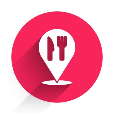 Beyaz Kafe ve restoran konumu ikonu uzun gölgeli izole edilmiş. Noktanın içinde çatal ve kaşık yeme işareti var. Kırmızı daire düğmesi. Vektör..