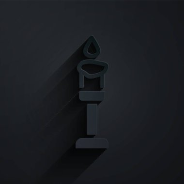 Kağıt kesiği, siyah arkaplanda izole edilmiş yanan mum simgesi. Silindirik aromatik mum çubuğu ve yanan ateş. Mutlu Cadılar Bayramı Partisi. Kağıt sanatı tarzı. Vektör.