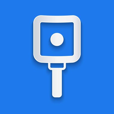 Kağıt kesiği tava simgesi mavi arkaplanda izole edilmiş. Kızartma veya kızartma gıda sembolü. Kağıt sanatı tarzı. Vektör.