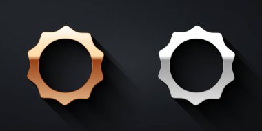 Siyah arkaplanda izole edilmiş altın ve gümüş güneş ikonu. Uzun gölge tarzı. Vektör.