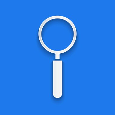 Kağıt kesiği büyüteç simgesi mavi arkaplanda izole edilmiş. Arama, odaklanma, yakınlaştırma, iş sembolü. Kağıt sanatı tarzı. Vektör İllüstrasyonu.