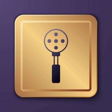 Mor Spatula simgesi mor arkaplanda izole edilmiş. Mutfak spatula ikonu. Barbekü spatula işareti. Barbekü ve ızgara aleti. Altın kare düğme. Vektör.