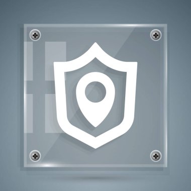 Beyaz Konum kalkan simgesi gri arkaplanda izole edildi. Sigorta konsepti. Gardiyan. Güvenlik, güvenlik, koruma, gizlilik kavramı. Kare cam paneller. Vektör.
