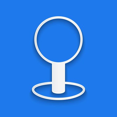 Kağıt kesiği Pin simgesi mavi arkaplanda izole edildi. Raptiye işareti. Kağıt sanatı tarzı. Vektör.