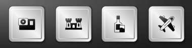 Aksiyon kamerası, kumdan kale, viski şişesi ve uçak ikonu. Gümüş kare düğme. Vektör