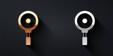 Altın ve gümüş kızartma tavası simgesi siyah arka planda izole edilmiş. Kızartma veya kızartma gıda sembolü. Uzun gölge tarzı. Vektör.