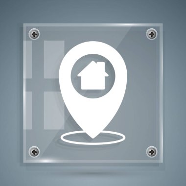Gri arkaplanda ev simgesi olan beyaz harita işaretçisi. Ev konumu belirleyici sembol. Kare cam paneller. Vektör.