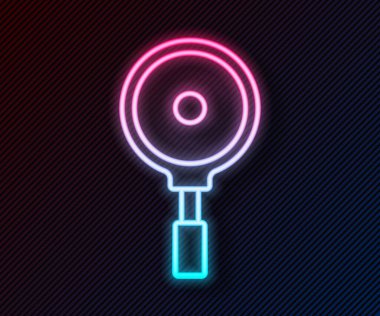 Parlayan neon hattı kızartma tavası simgesi siyah arkaplanda izole edildi. Kızartma veya kızartma gıda sembolü. Vektör.