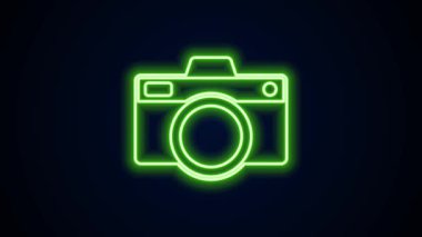 Parlayan neon hattı fotoğraf makinesi simgesi siyah arkaplanda izole edildi. Fotoğraf makinesi simgesi. 4K Video hareketli grafik canlandırması