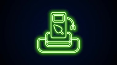 Parlayan neon hattı benzini ya da benzin istasyonu simgesi siyah arkaplanda izole edildi. Araba yakıtı sembolü. Benzin pompası. 4K Video hareketli grafik canlandırması