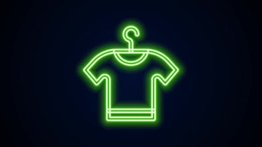 Parlayan neon çizgili tişört simgesi siyah arkaplanda izole edildi. 4K Video hareketli grafik canlandırması