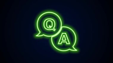Siyah arkaplanda Soru ve Yanıt simgesiyle parlayan neon hattı konuşma baloncukları. Q ve A sembolü. SSS işareti. Konuşma balonu ve çizelgesi. 4K Video hareketli grafik canlandırması