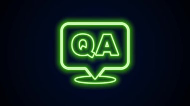 Siyah arkaplanda Soru ve Yanıt simgesiyle parlayan neon hattı konuşma baloncukları. Q ve A sembolü. SSS işareti. Konuşma balonu ve çizelgesi. 4K Video hareketli grafik canlandırması