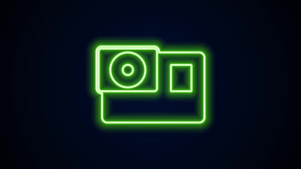 Gloeiende neon lijn Actie extreme camera pictogram geïsoleerd op zwarte achtergrond. Videocamera-apparatuur voor het filmen van extreme sporten. 4K Video motion grafische animatie — Stockvideo