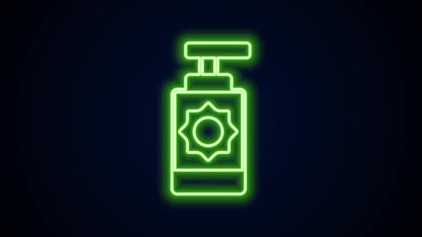 Icono brillante de la botella de spray protector solar en línea de neón aislado sobre fondo negro. Protección para la piel de la luz ultravioleta solar. Animación gráfica de vídeo 4K — Vídeo de stock
