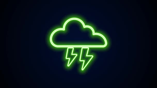 Gloeiende neon lijn Storm icoon geïsoleerd op zwarte achtergrond. Wolk en bliksem. Weersicoon van storm. 4K Video motion grafische animatie — Stockvideo