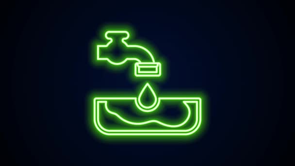 Glödande neon line Vattenproblem ikon isolerad på svart bakgrund. Fattiga länder miljörelaterade folkhälsoproblem. 4K Video motion grafisk animation — Stockvideo