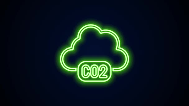 Gloeiende neon lijn CO2-uitstoot in wolk pictogram geïsoleerd op zwarte achtergrond. EG-richtlijn, luchtverontreiniging, milieubeleid, milieubescherming. 4K Video motion grafische animatie — Stockvideo