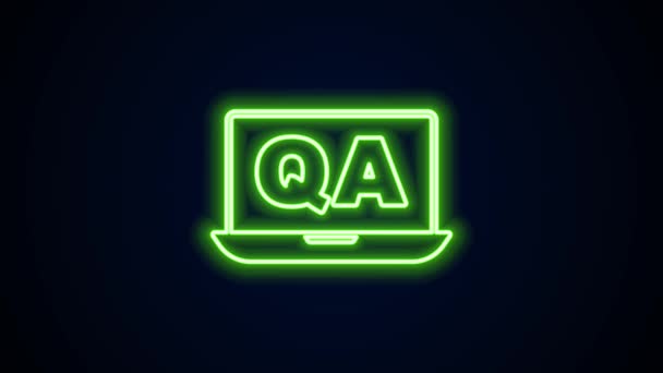 Leuchtende neonfarbene Sprechblasen mit Frage- und Antwortsymbol auf schwarzem Hintergrund. Q und A Symbol. FAQ-Zeichen. Chatten Sprechblase und Diagramm. 4K Video Motion Grafik Animation — Stockvideo