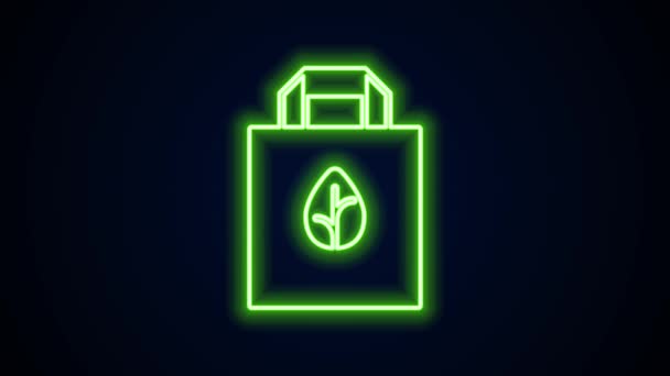 Ragyogó neon vonal Papír bevásárló táska újrahasznosítás ikon elszigetelt fekete háttérrel. Újrahasznosító szimbólummal ellátott zsák. 4K Videó mozgás grafikus animáció — Stock videók