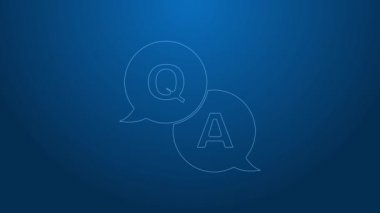 Soru ve Yanıt simgesinin mavi arkaplanda izole edildiği beyaz çizgi konuşma kabarcıkları. Q ve A sembolü. SSS işareti. Konuşma balonu ve çizelgesi. 4K Video hareketli grafik canlandırması