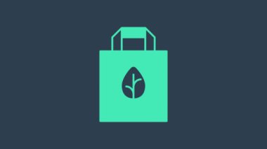 Mavi zemin üzerinde geri dönüşüm simgesi olan turkuaz kağıt alışveriş torbası. Geri dönüşüm sembollü çanta. 4K Video hareketli grafik canlandırması