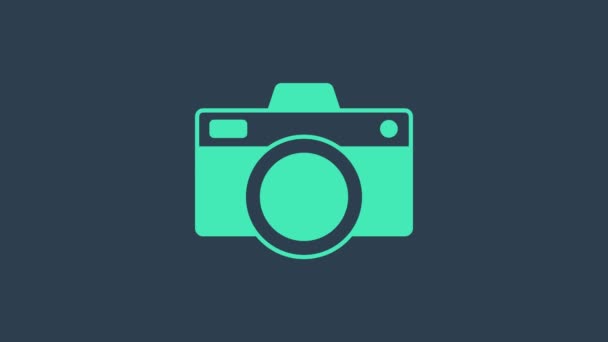 Icono de la cámara fotográfica turquesa aislado sobre fondo azul. Icono de cámara fotográfica. Animación gráfica de vídeo 4K — Vídeo de stock